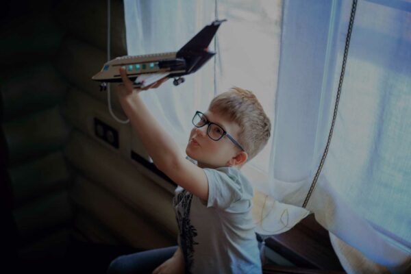 Flugangst bei Kindern: die Angst vor dem Fliegen richtig verstehen und überwinden