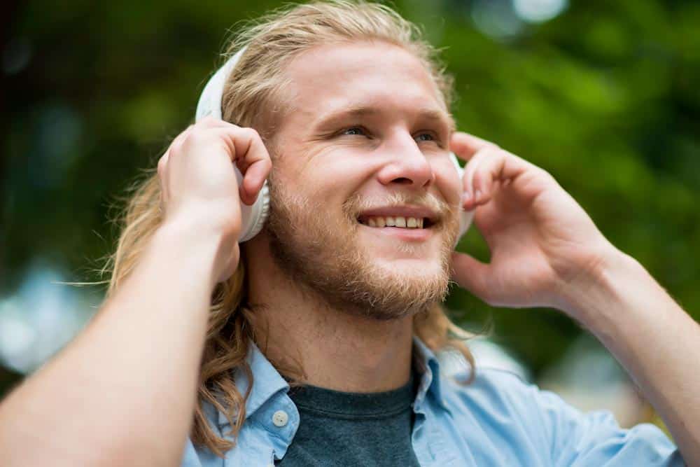 subliminals-gesundheit-mann-hoert-entspannungsmusik-und-frequenzen